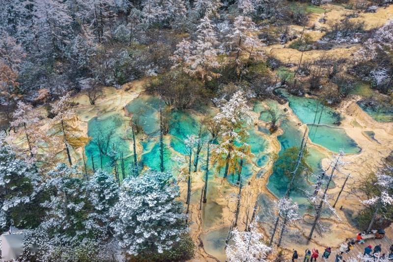 美图暴击雪中黄龙景区如仙境看钙华池与白雪融合之美