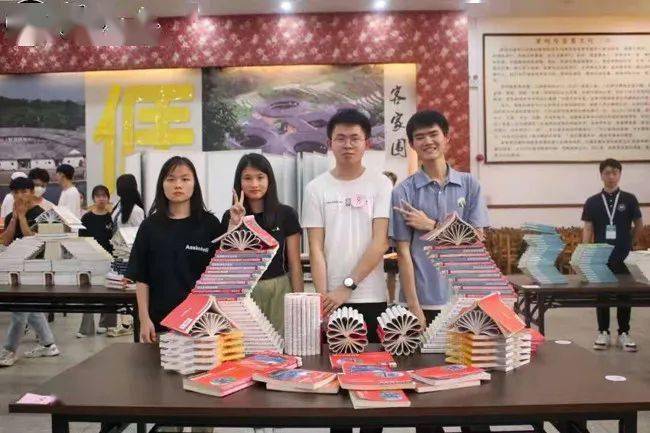 活动预告书的秀图书造型创意大赛开始啦