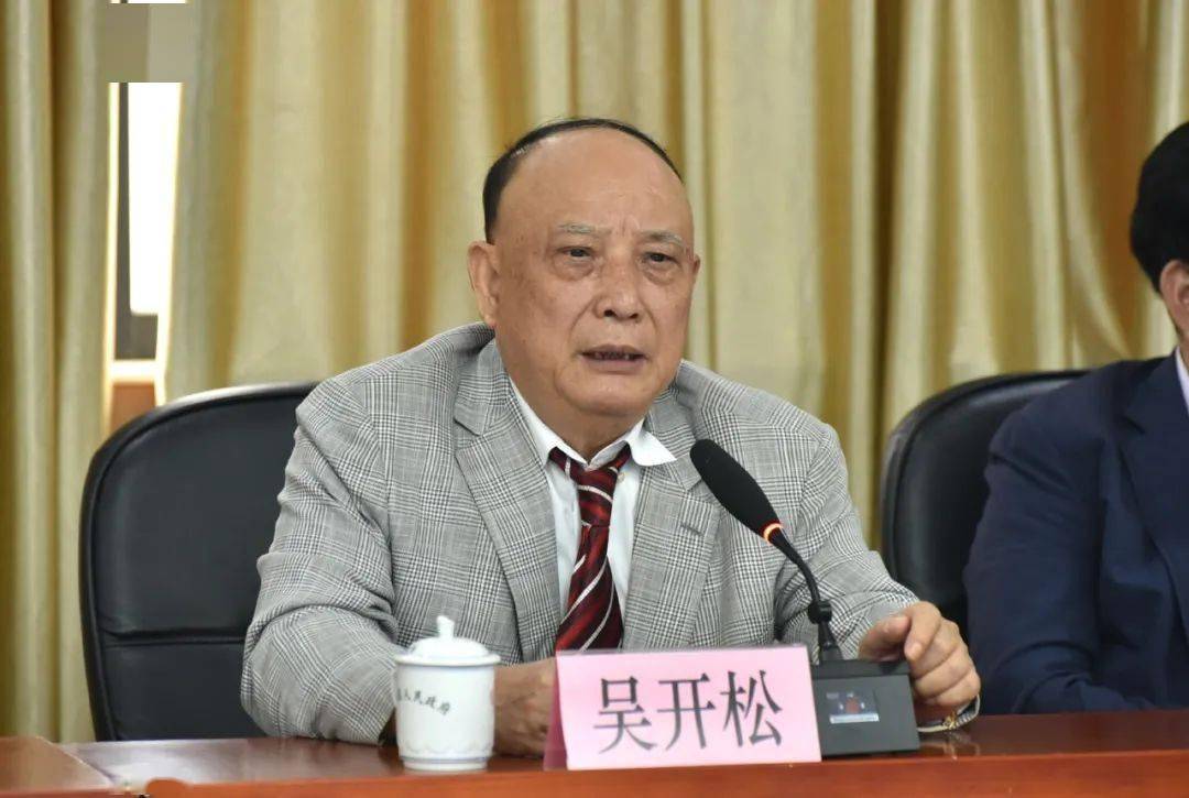 实验学校董事长郑立平表示