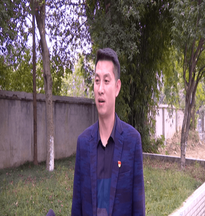 许英敏通羊镇岭下村党支部书记今天听了阮书记传达县党代会的精神后