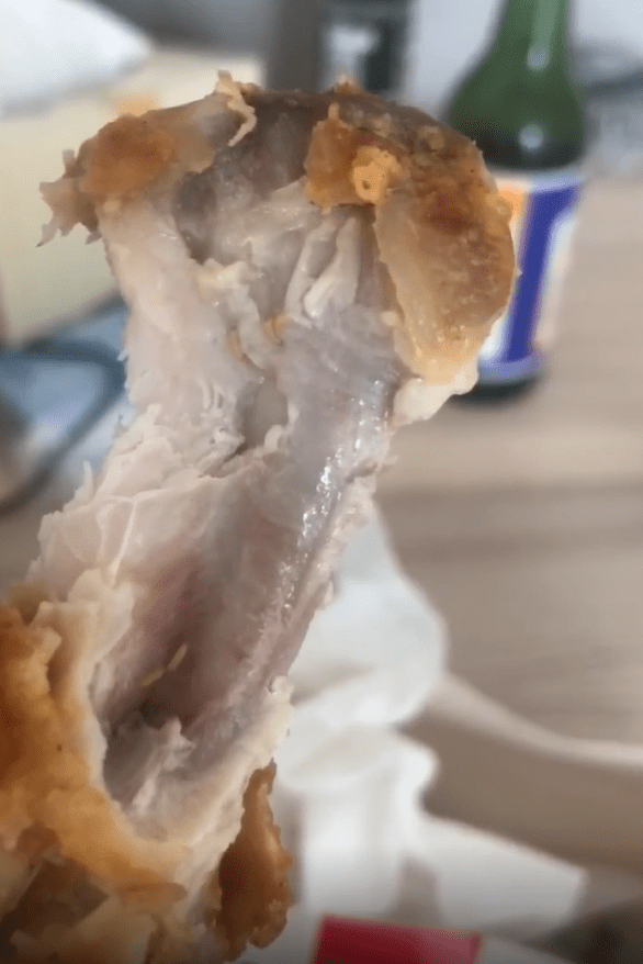 悉尼华女kfc炸鸡翅吃出活蛆太恶心了吐到胃疼