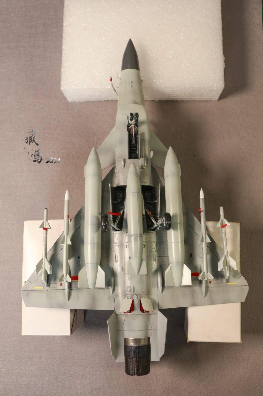 的进行打磨修型用铜丝自制了起落架仓的管线对起落架用铜丝进行了管