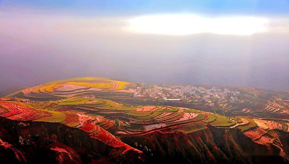 云南东川红土地的七彩霞光