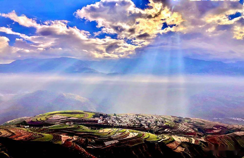 云南东川红土地的七彩霞光