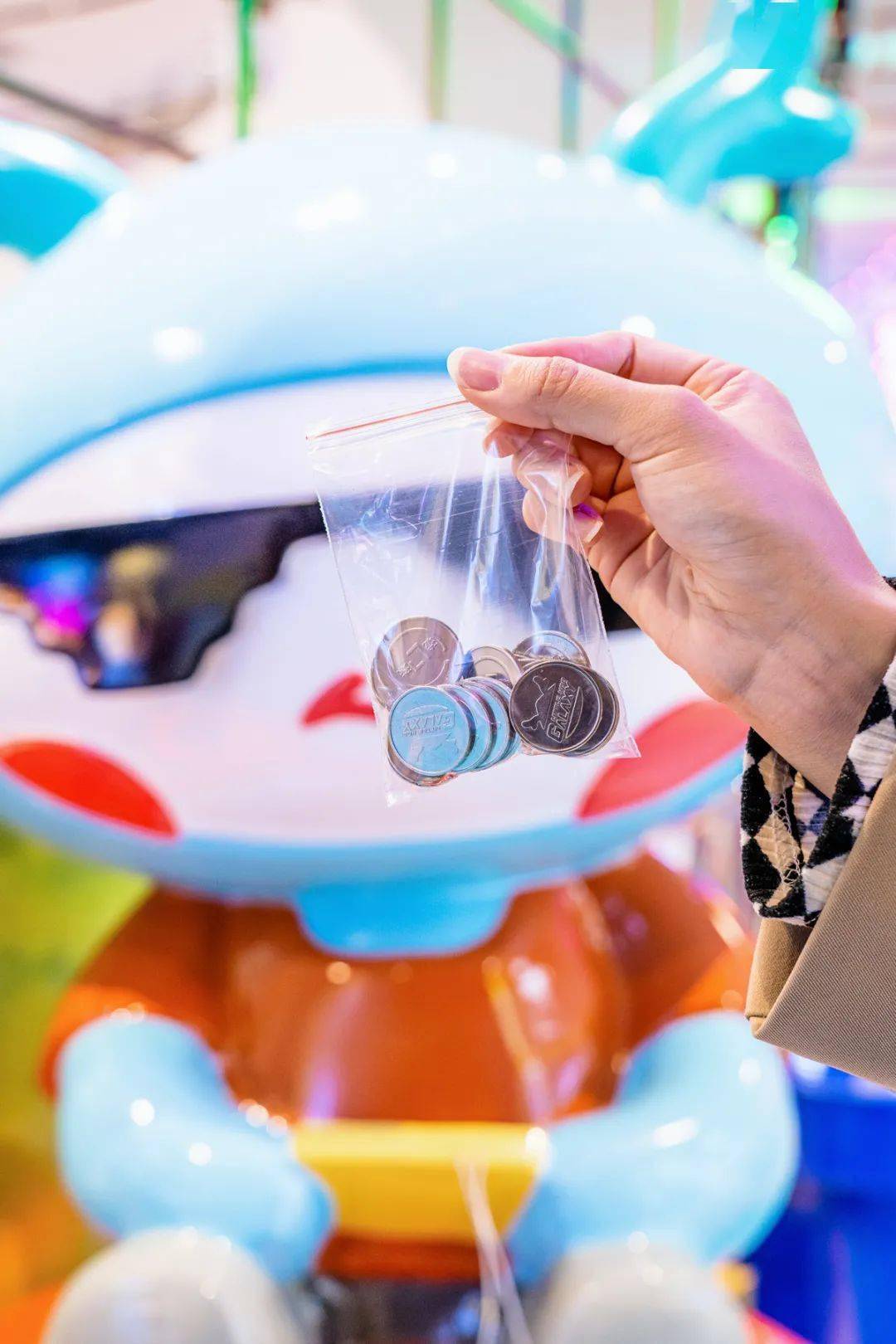 兑换游戏币 畅游龙小湖世界77和我一样手握"护照"的人们,看着我会心