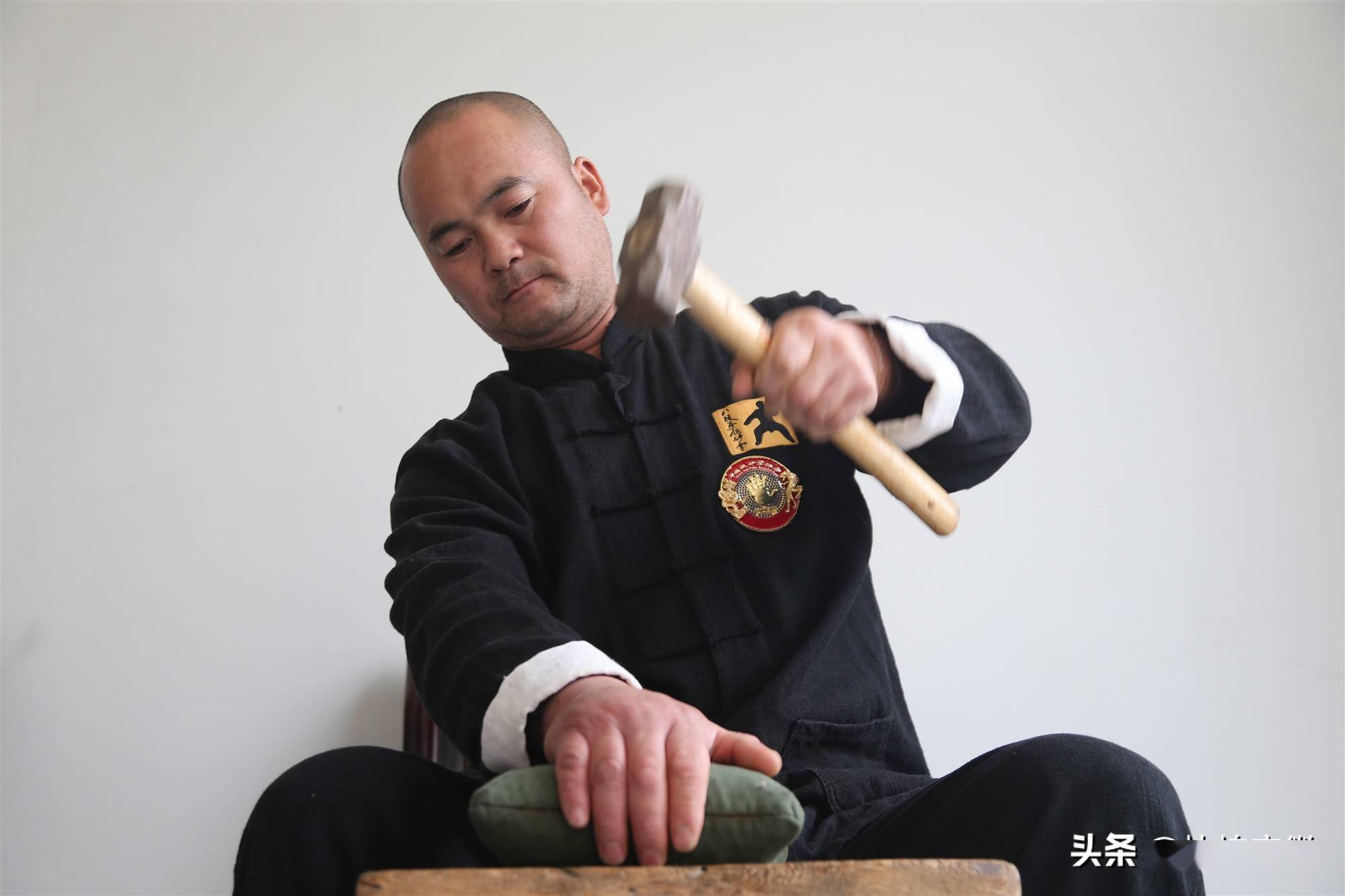 的介绍下,他在网络上认识了中国铁砂掌协会会长,中国铁砂掌传人朱龙宝