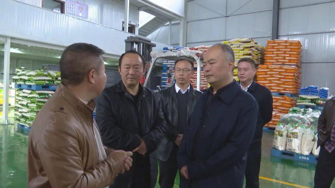 当天,刘华一行先后来到贵州金稻粮油有限责任公司,安龙县粮食购销有限