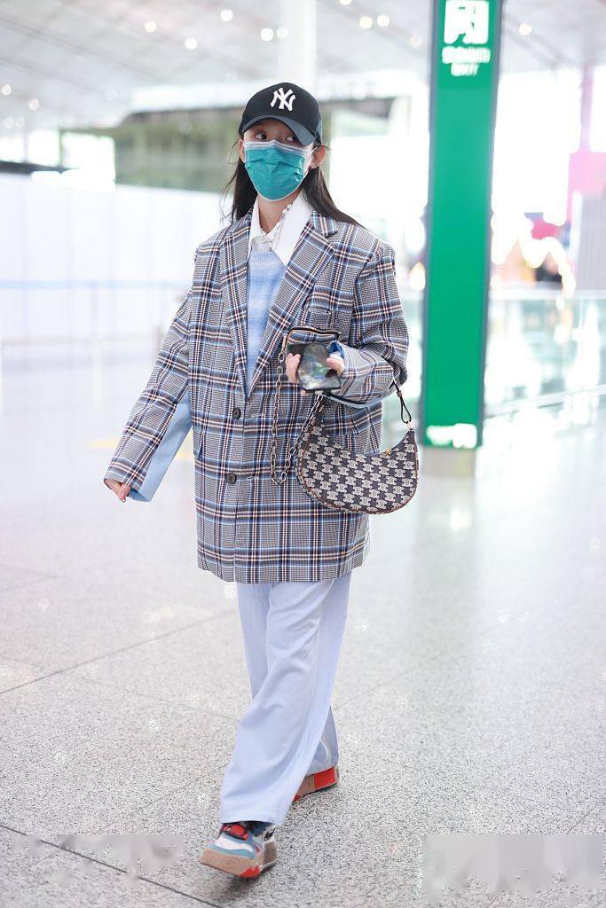 毛衣 林允穿爸爸风格纹西服时髦摩登 针织毛衣叠穿白衬衫复古文艺