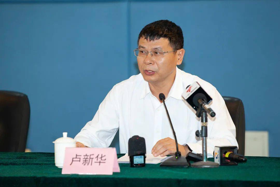 市医保局党组成员,副局长卢新华