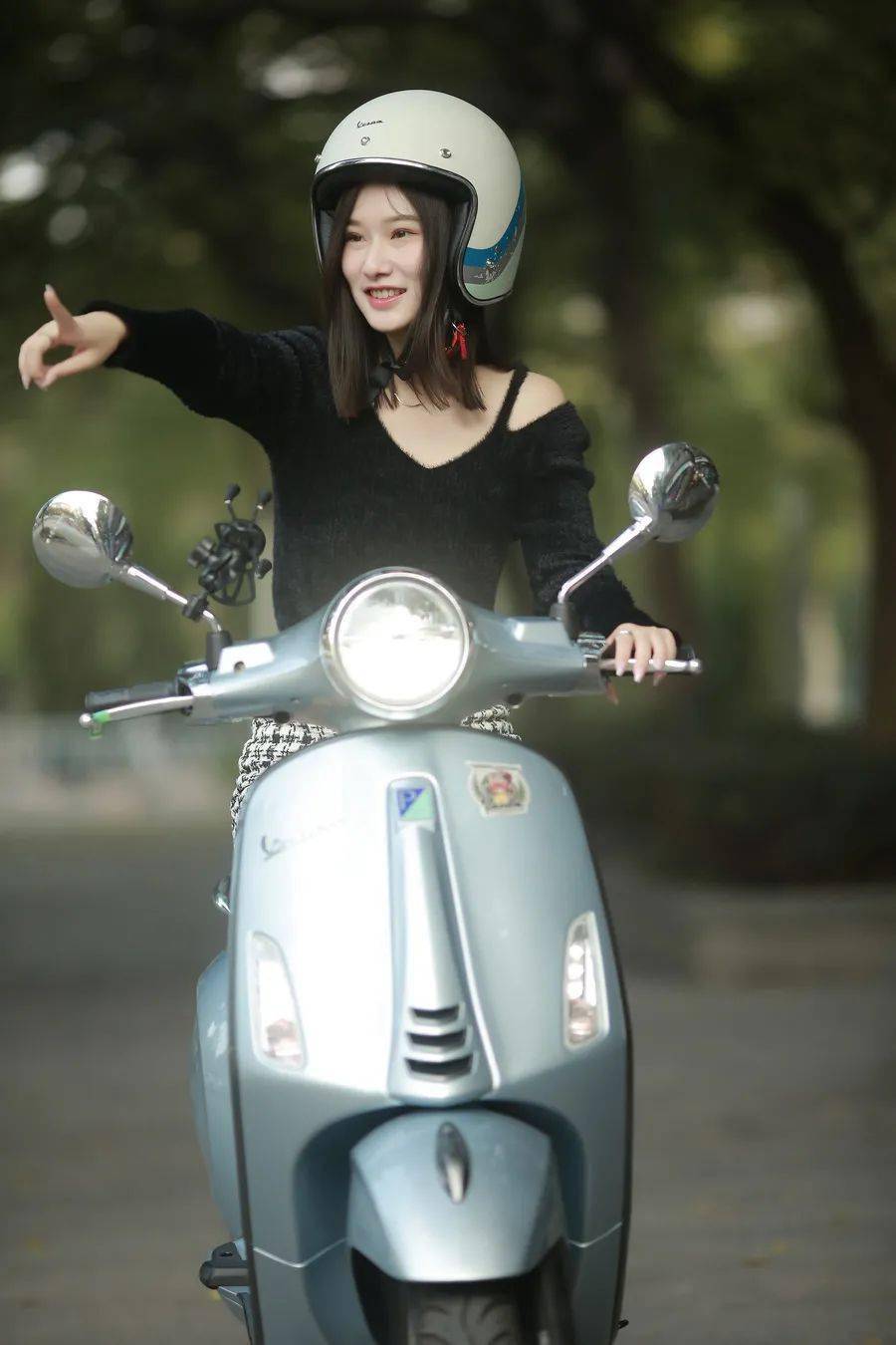 骑vespa的小姐姐