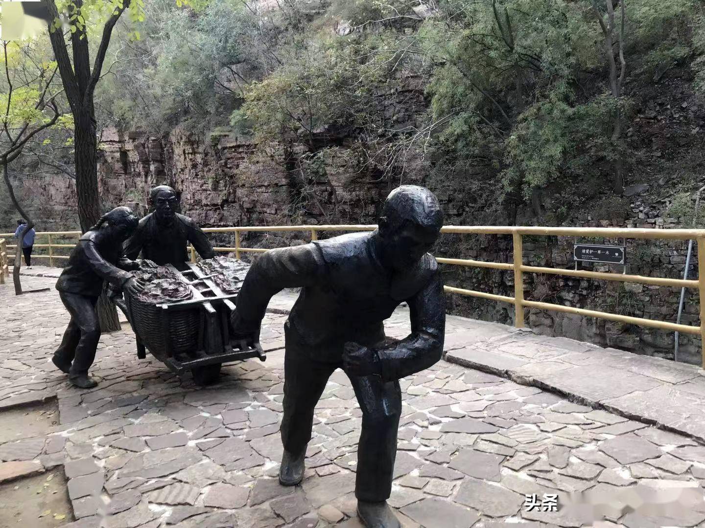 去河南林州寻山崖上红旗渠感受到60年前战天斗地愚公移山精神