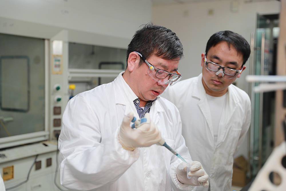 获国家自然科学奖一等奖，院士赵东元：看到材料都想打成孔