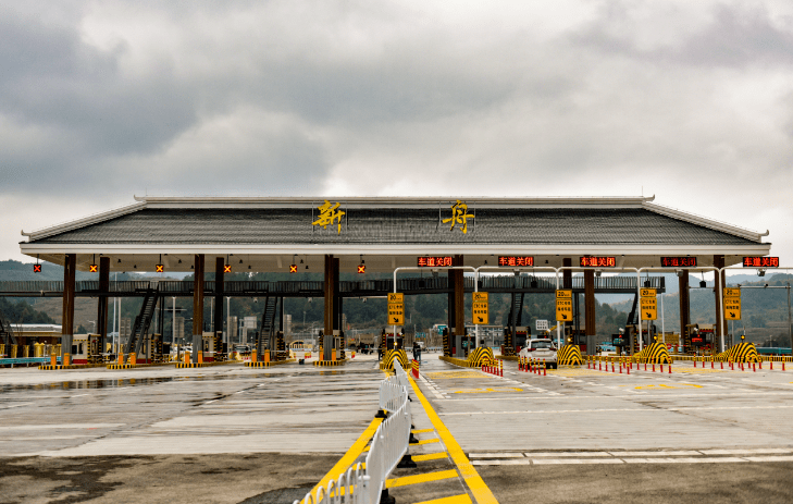 83亿元,起于新蒲新区新舟镇平溪村青杠坡枢纽互通,终于石阡县北的龙洞