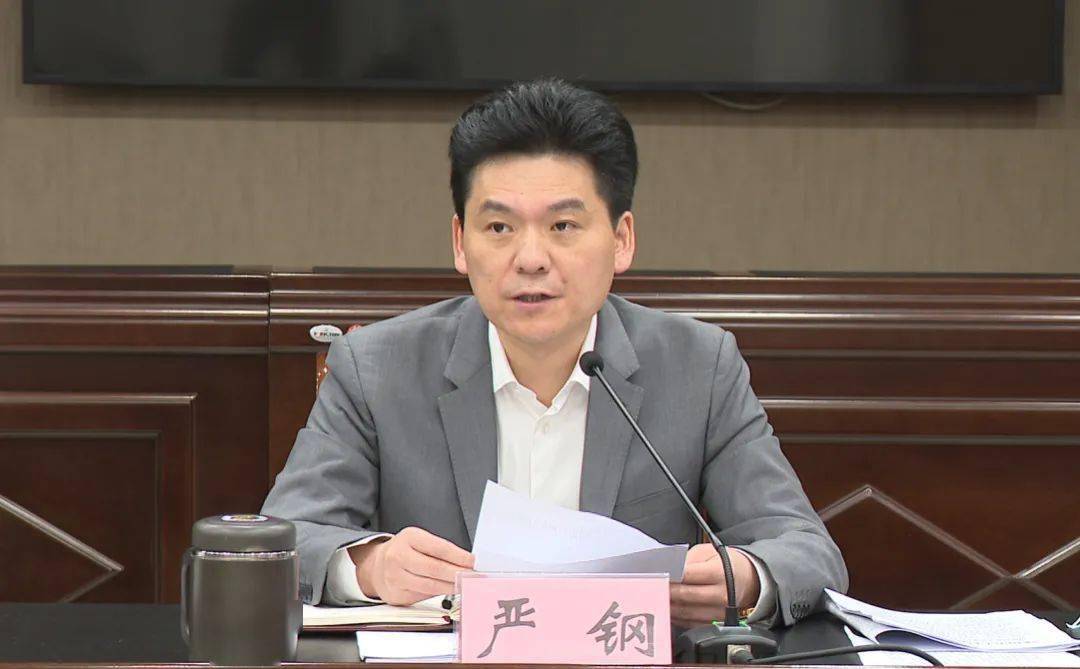 就抓好当前疫情防控工作,严钢强调,思想上要高度警惕,严格按照中央和