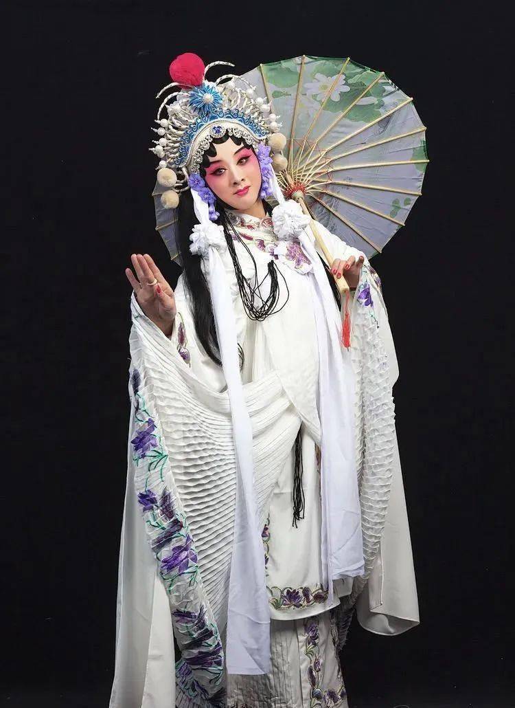 1唱做念打齐全,妙语幽默连篇,再加上独树一帜的表演,这便是川剧.