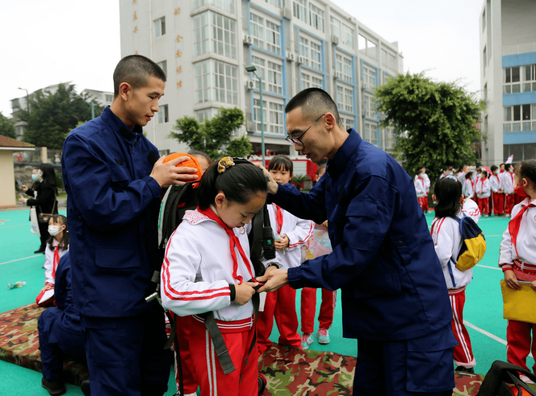 119消防宣传月内江市第十小学校萌娃团走进特勤消防站争当小消防员