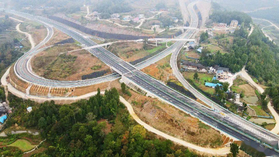 11月3日,历时四年多的遵义湄潭至铜仁石阡高速公路正式通车运营,湄潭