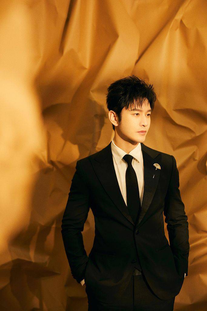 黄晓明黑色立挺西装绅士干练 光影间展现优越五官氛围感拉满