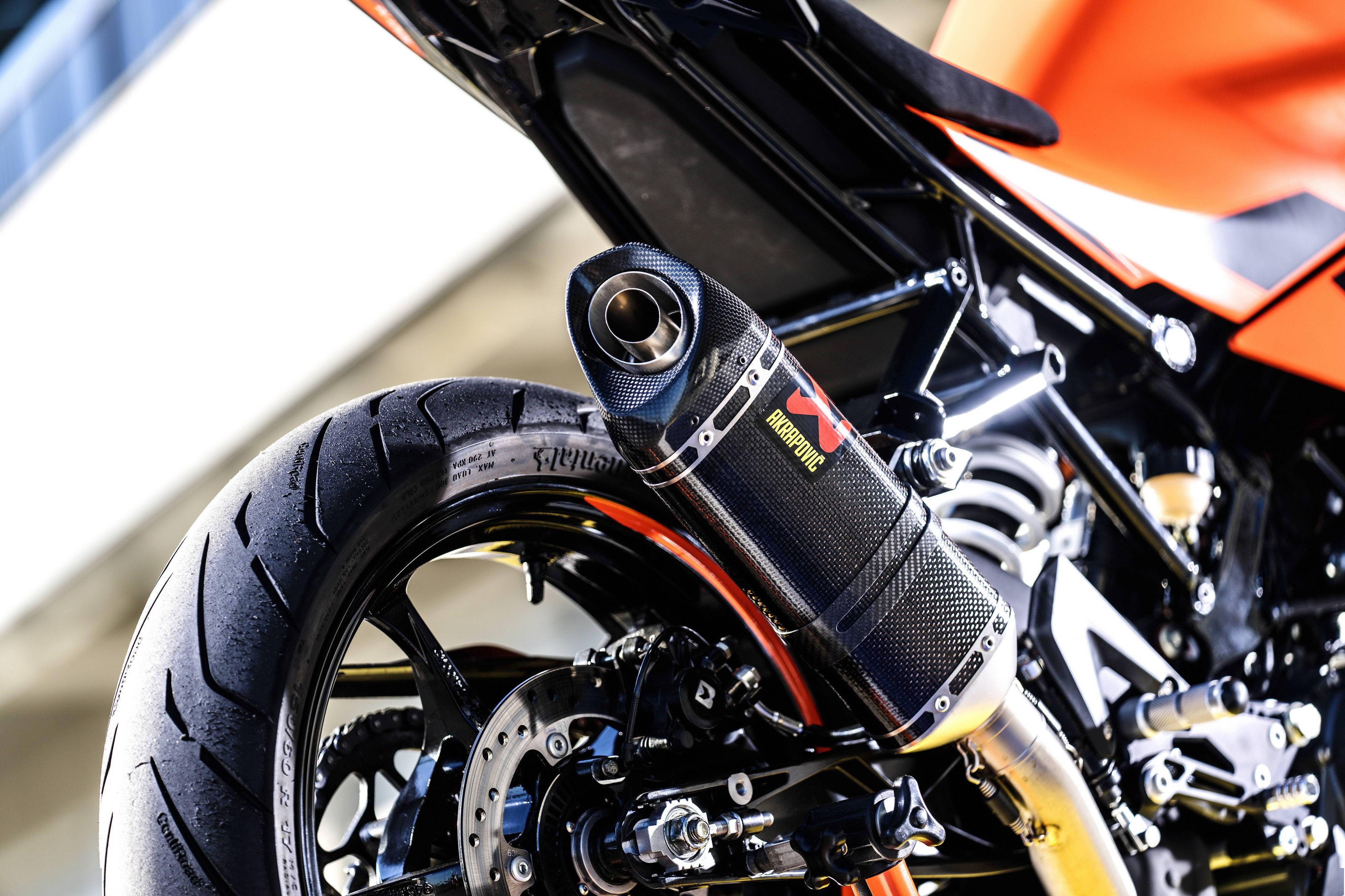 加装了原厂改装组件的 ktm 新一代 rc390