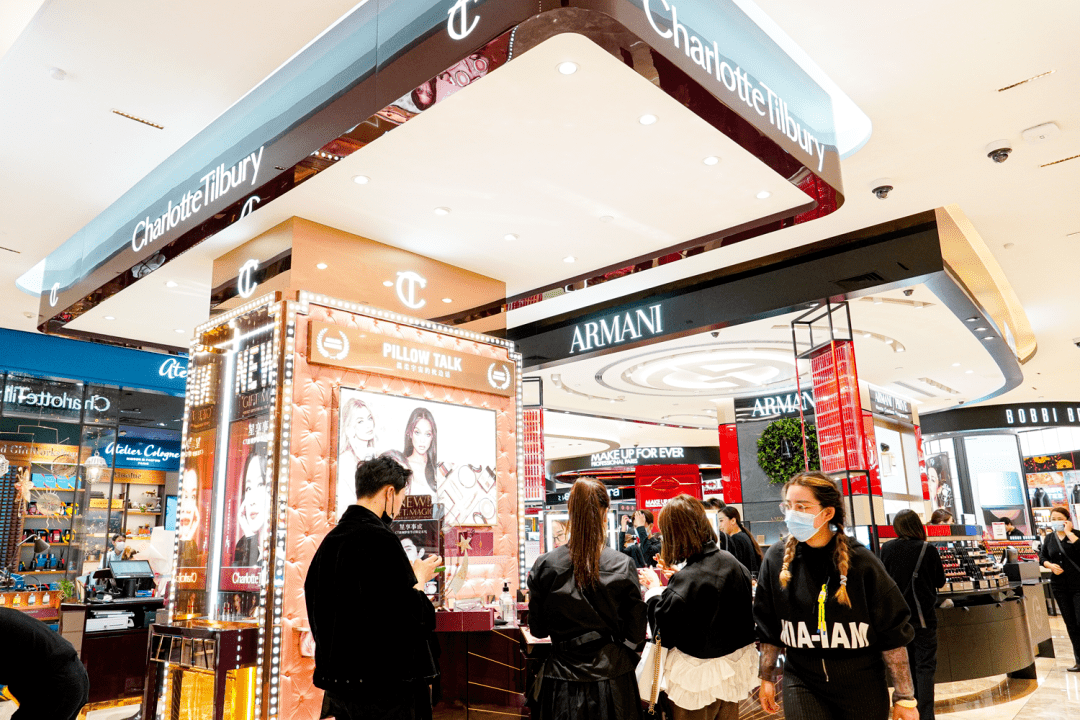 玫珂菲联名礼盒里的泡泡玛特竟然炒到了300这个商场竟然还有这么多