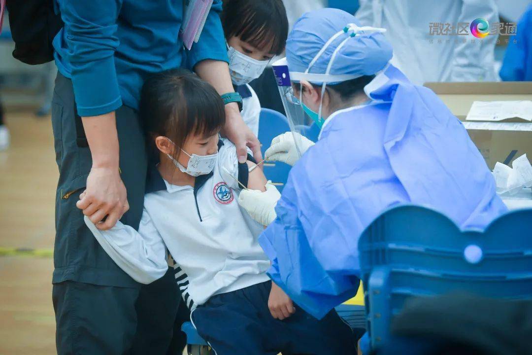 宝贝,你是最勇敢的!现场直击小学生新冠疫苗接种