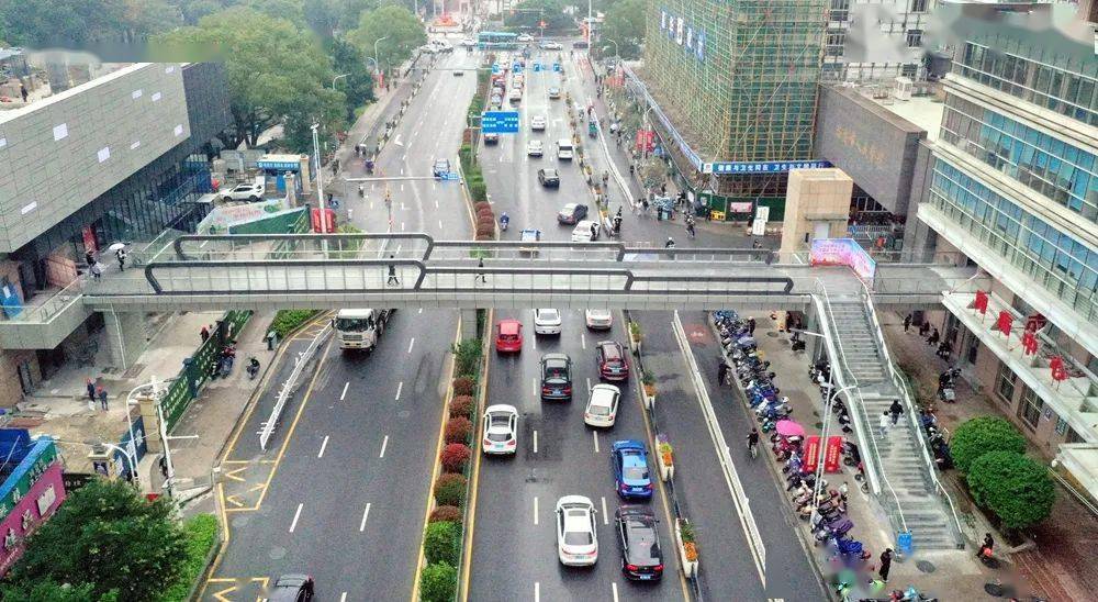 瑞安市人民醫院(萬松院區)門前的市科技大樓立體停車庫人行天橋試通行