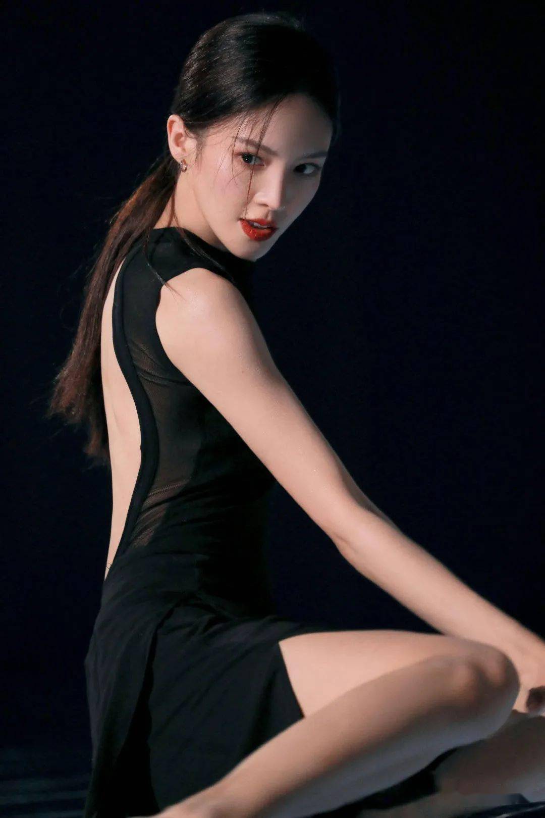 金晨穿露背紧身裙大秀一字马 优美又有力量_气质