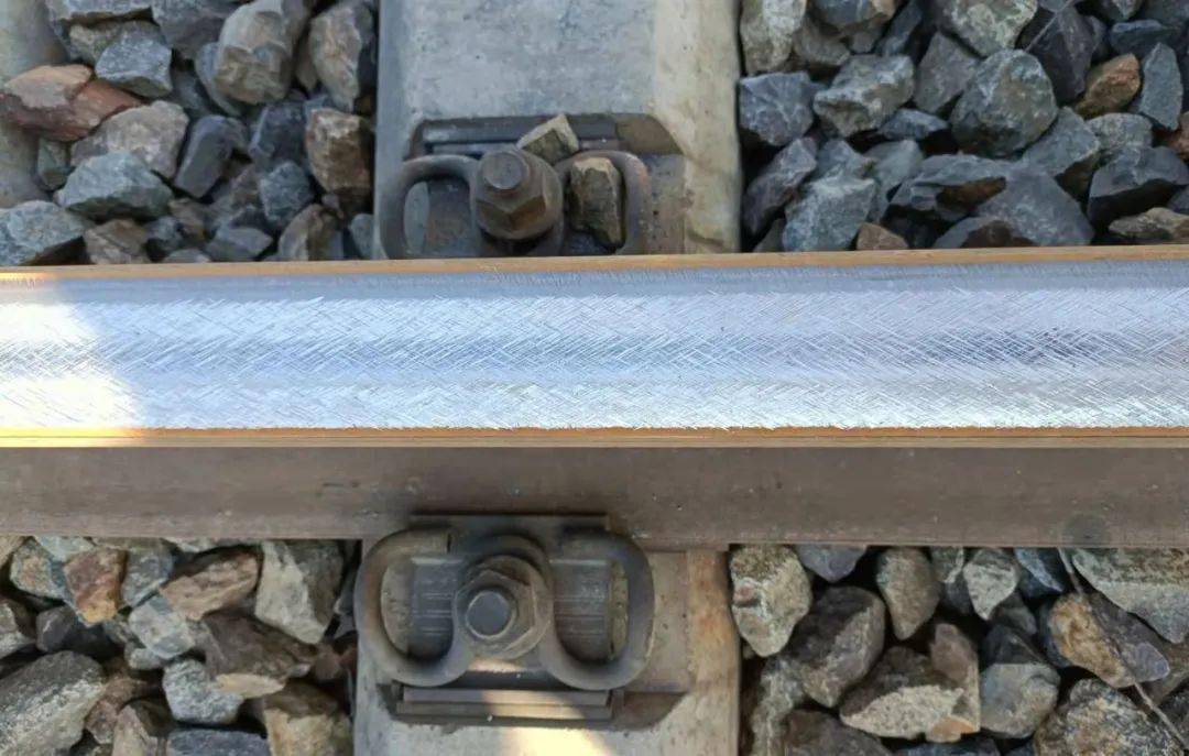 打磨总里程30km,车组人员在区间内对打磨前后的钢轨波磨,廓形,粗糙度