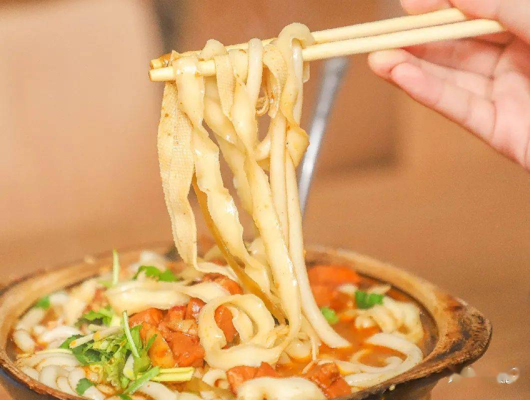 煮出来比一般宽粉更加细腻爽滑,搭配手擀面也很绝!