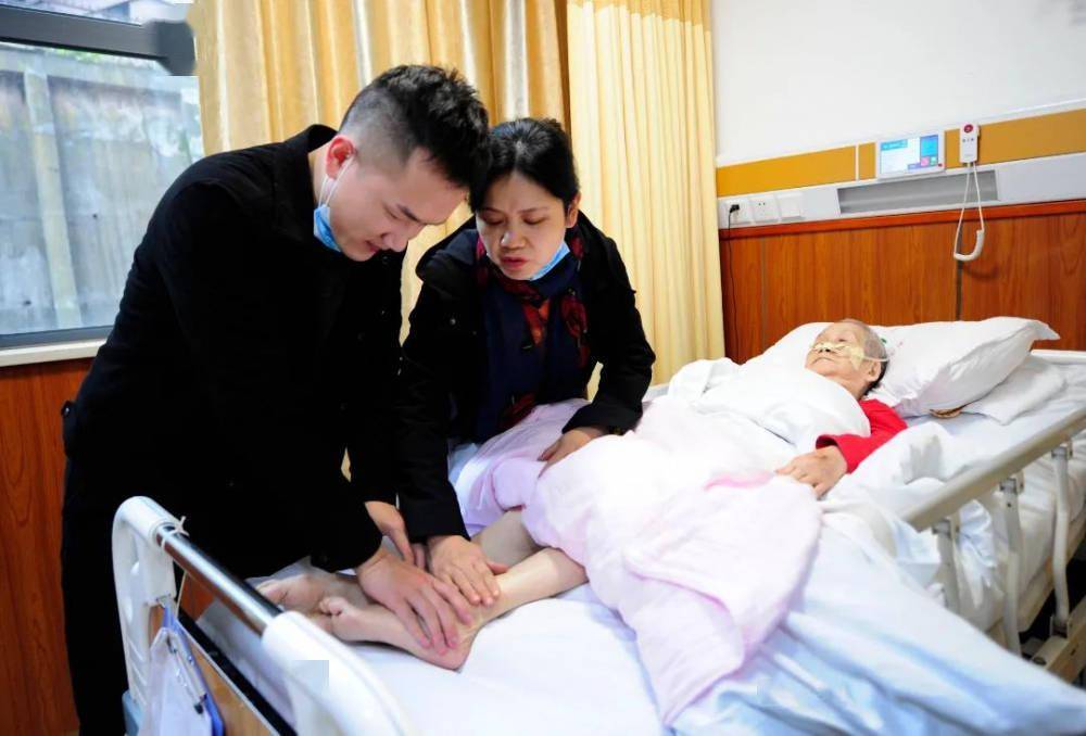 全国道德模范徐玲玲8400个日夜她花去生命近一半的时间照顾患病养父母