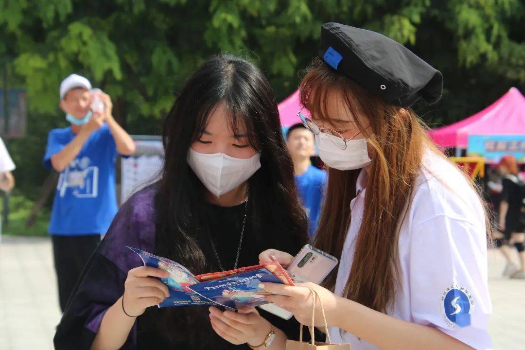 新生初入校園的第一天,北京化工大學學生會在體育館南廣場舉辦路宣,以