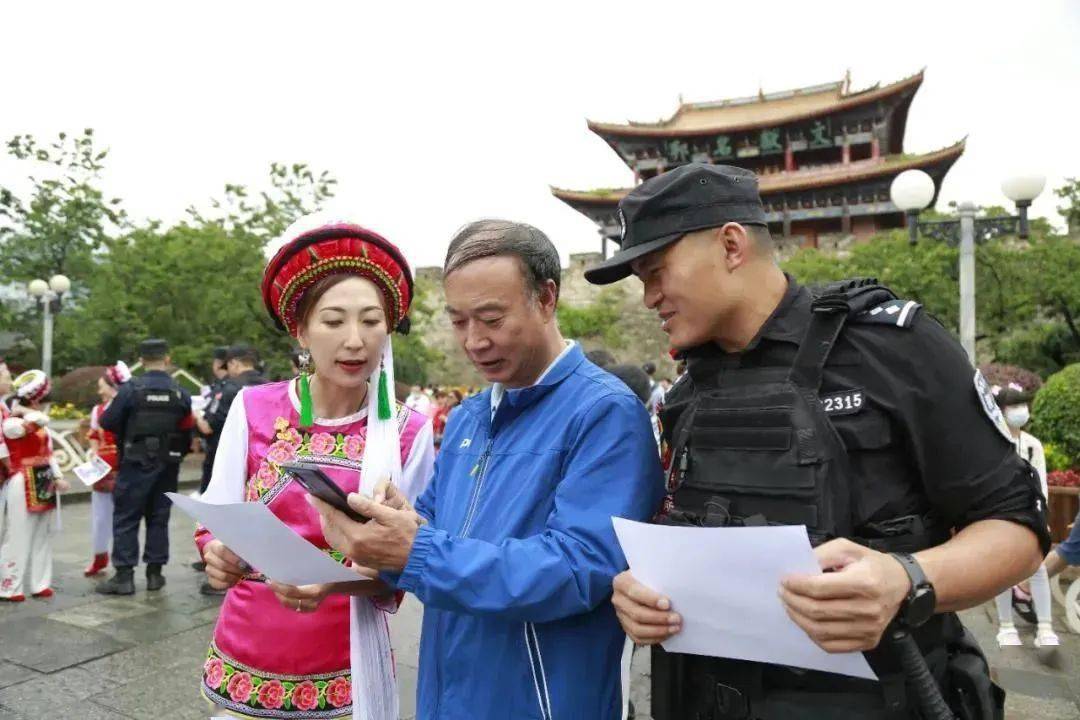 (多选题)(1)社会治安持续好转(2)地痞村霸欺压群众现象基本消失(3)