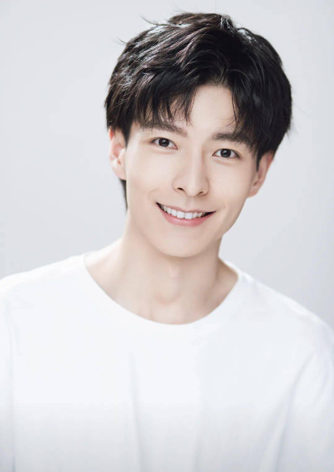 27岁学霸男星官宣结婚,晒结婚照郎才女貌,曾是北大校草_郭文韬