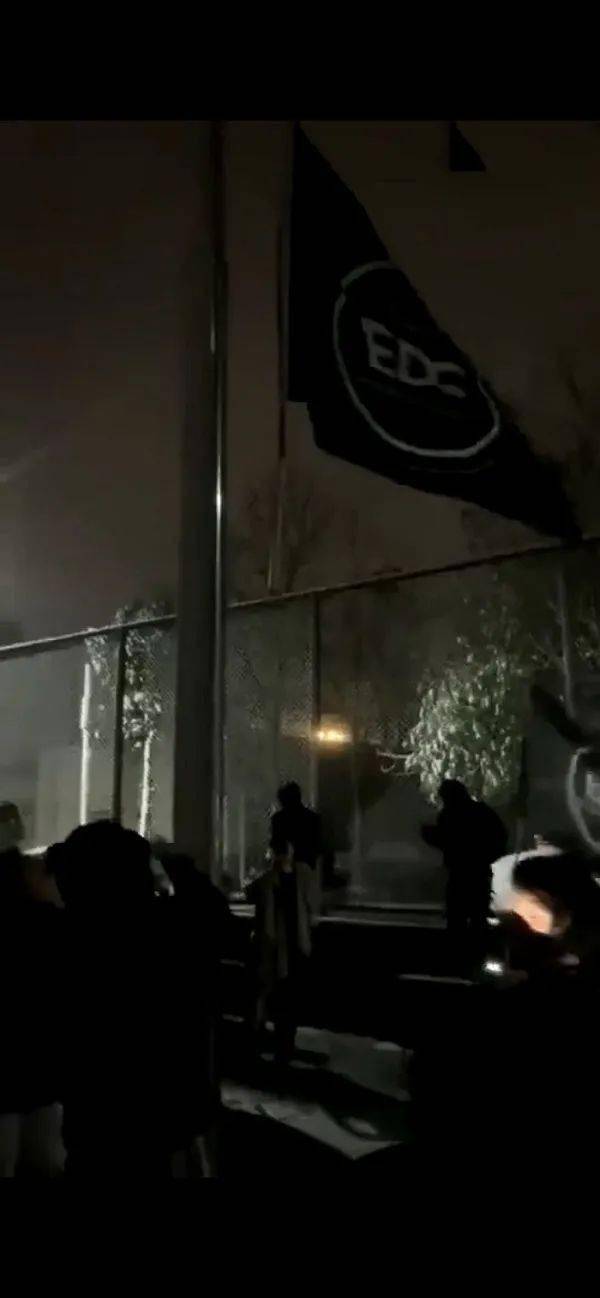 英雄联盟|网传学生用EDG队旗换国旗，校方发声明