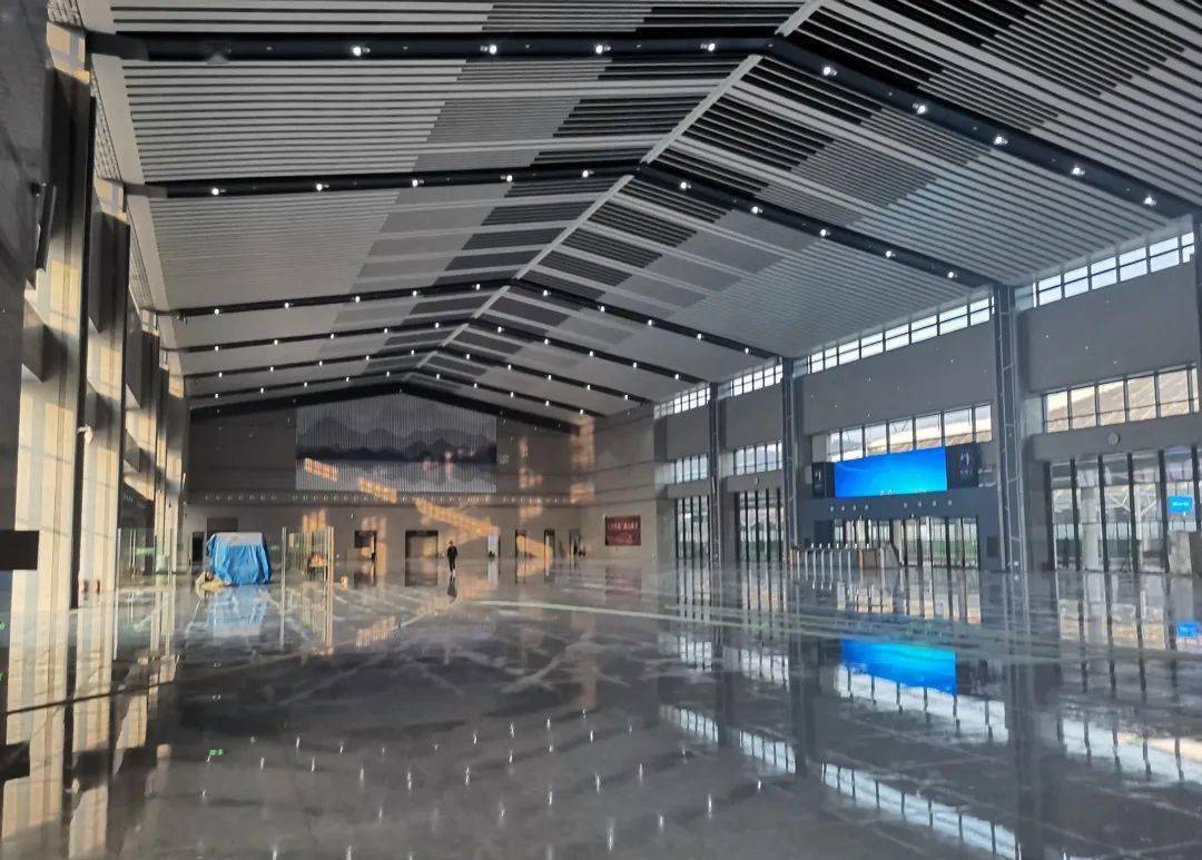 河源北站以"客家名郡,东源门户"为设计理念,从外观上看,一座四四方方