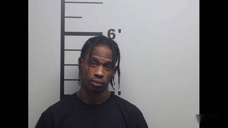 人群|惨烈！美顶流歌手演唱会煽动狂欢致8人被踩死！目击者：他边唱边看人死