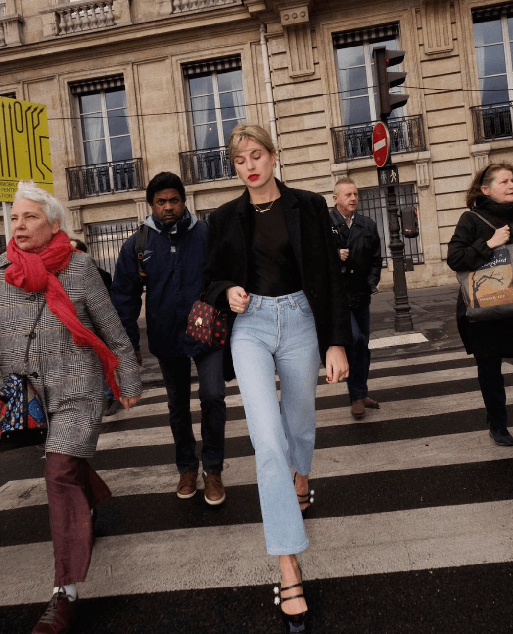 黑色 别穿阔腿裤了！今冬这4条裤子最流行，时髦显瘦，怎么搭都好看！