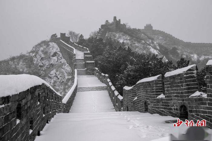 张桂芹|金山岭长城迎来首场降雪 长城内外银装素裹如同水墨画