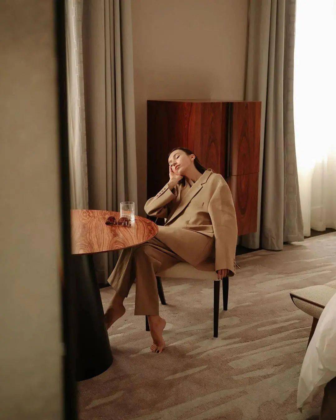 黑色 别穿阔腿裤了！今冬这4条裤子最流行，时髦显瘦，怎么搭都好看！