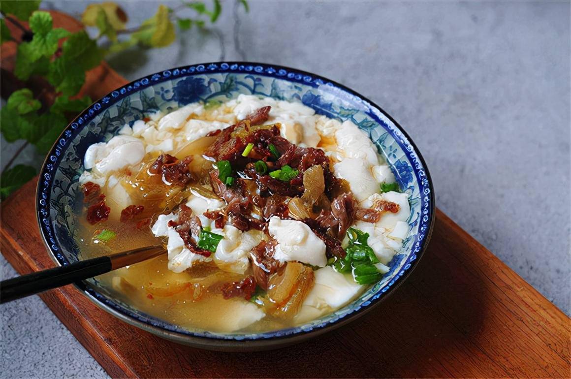 【咸豆花 食材:豆花一碗 猪肉一小块 鸡蛋一个 酱油一勺 米醋小半勺