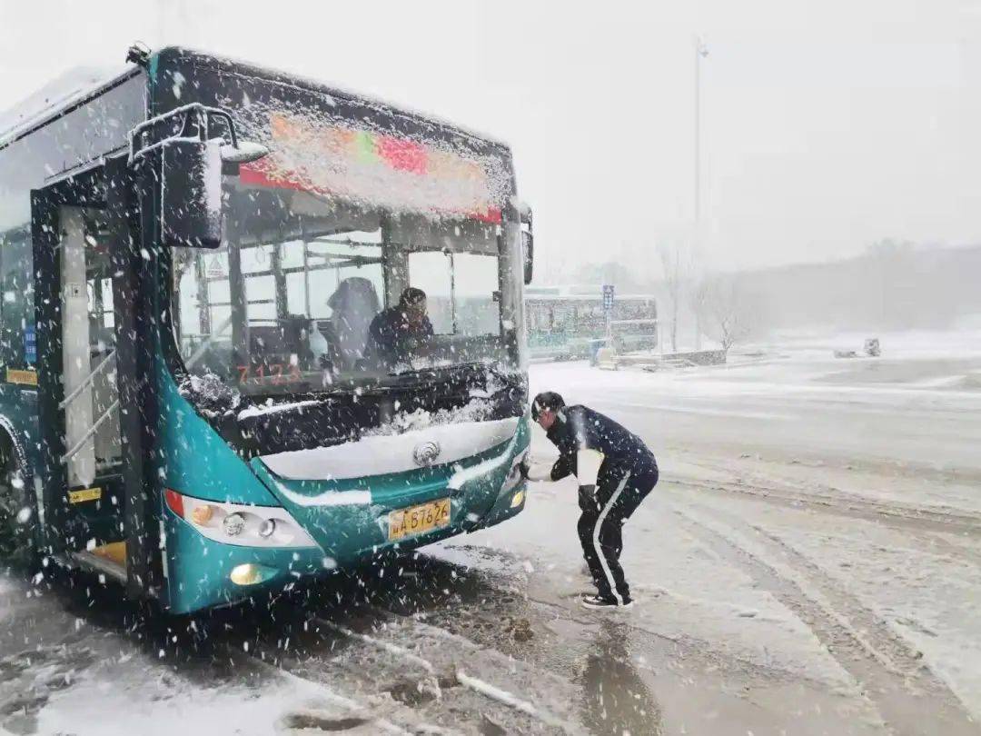 以雪为令全员奋战济南公交全力保障市民安全出行