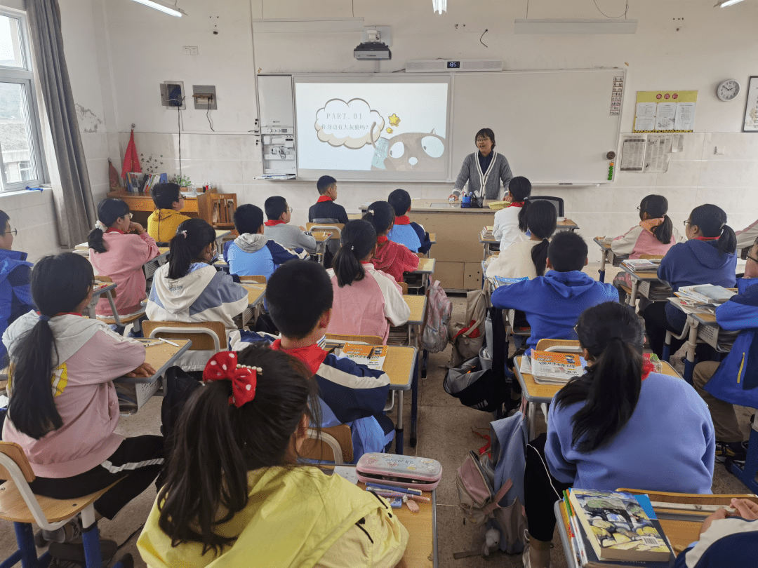 近日,一市司法所联合海浩律师事务所张筱娜律师走进一市小学,为同学们