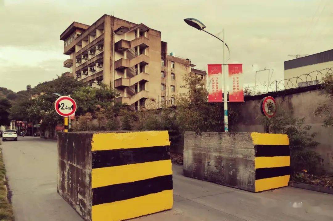 永安最大最霸气的限宽墩也许就是它们两个了!_车辆