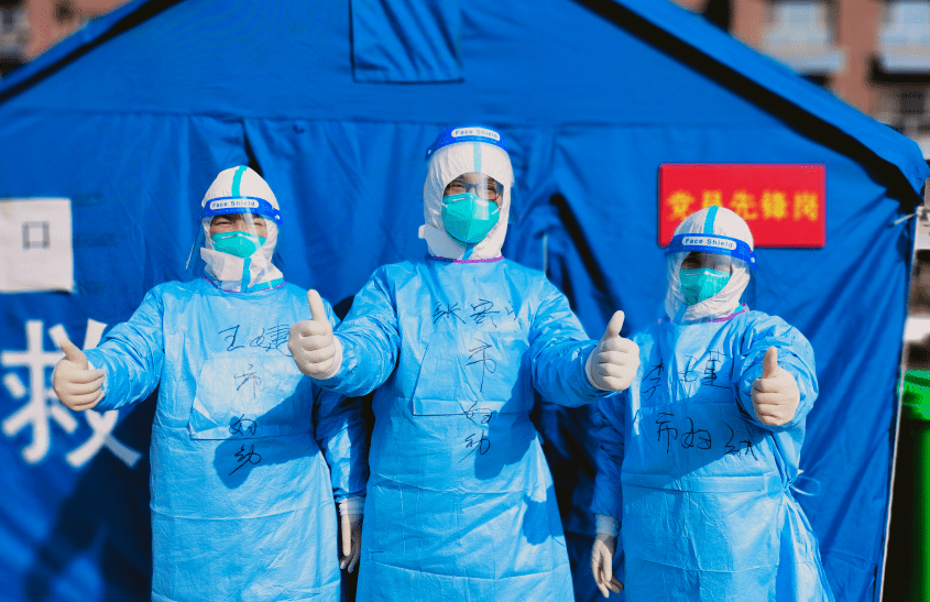 我叫张宏亮,是一名医生,我的父母都是普普通通的打工人,在平凡的岗位