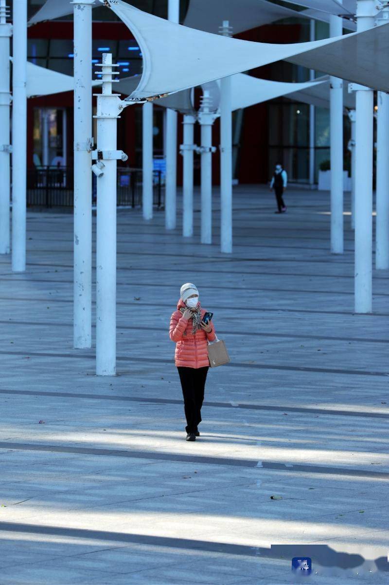 11月8日,深圳海山地铁站附近,身穿冬装的行人.南都记者 刘有志 摄