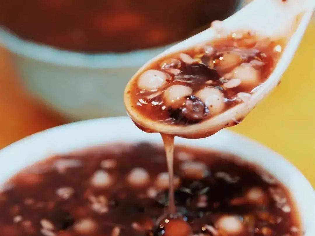 酒酿赤豆元宵也是点单王糯米,汤圆,煮的酥烂的赤豆藕粉,红糖和自家