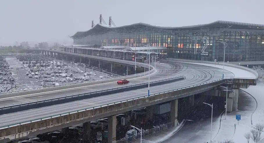 迎初雪 石家庄机场全力保障空中通道畅通_跑道