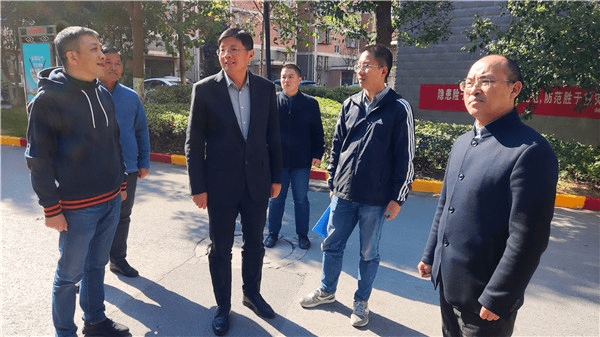 鲁先贵一行实地步行查看了赭山路下穿铁路改造工程和长江路地下综合