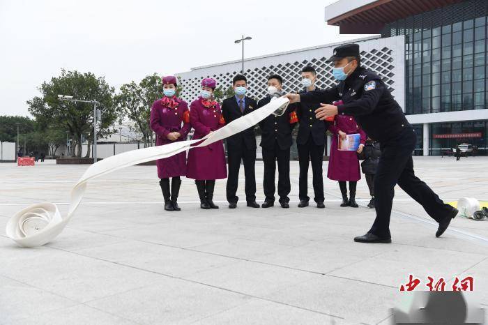 消防民警展示救援水枪的使用. 陈超 摄