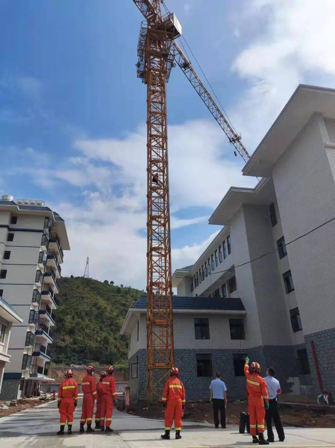 事发梧州某工地,一女子爬上塔吊讨薪!随时会有生命危险._童某